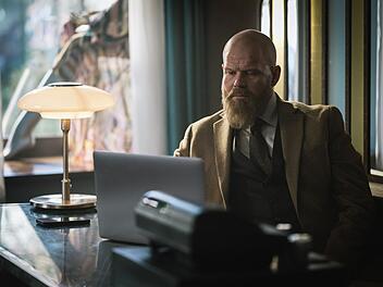 Damenmode-Verkäufer Tom (Anders Baasmo) betätigt sich in der preisgekrönten norwegischen Serie "Toxic Tom" nach Feierabend als Internet-Troll und wettert gegen Wokeness und Feminismus. Als er nach einer Hassattacke auf eine Fernseh-Comedienne enttarnt wird, wandelt sich Toms Leben zu einem "Walk of Shame". Findet er einen Ausweg?