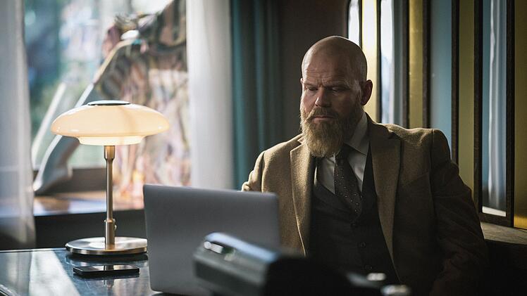 Damenmode-Verkäufer Tom (Anders Baasmo) betätigt sich in der preisgekrönten norwegischen Serie "Toxic Tom" nach Feierabend als Internet-Troll und wettert gegen Wokeness und Feminismus. Als er nach einer Hassattacke auf eine Fernseh-Comedienne enttarnt wird, wandelt sich Toms Leben zu einem "Walk of Shame". Findet er einen Ausweg?