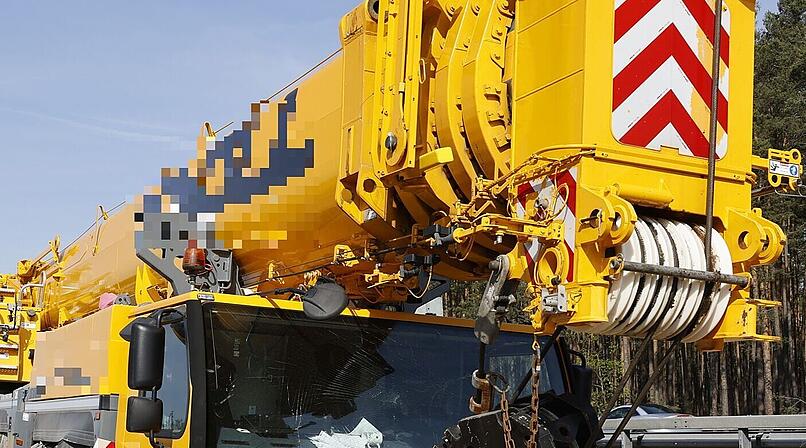 Sperrung auf A3 bei Schl&uuml;sselfeld: Bergung nach schwerem Kran-Unfall