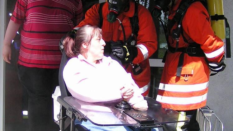 Die Feuerwehrleute proben den Ernstfall in der Werkstatt der Weilersbacher Lebenshilfe Fotos: Amon