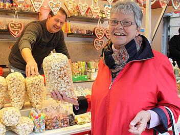 Anne Röser kommt regelmäßig zum Markt. Sie freut sich jedes Mal auch auf das Popcorn von Georg Fischer. Fotos: Carmen Schmitt