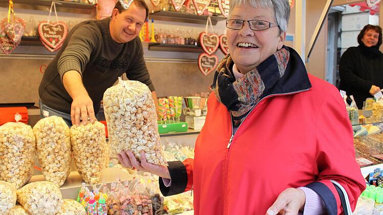 Anne Röser kommt regelmäßig zum Markt. Sie freut sich jedes Mal auch auf das Popcorn von Georg Fischer. Fotos: Carmen Schmitt