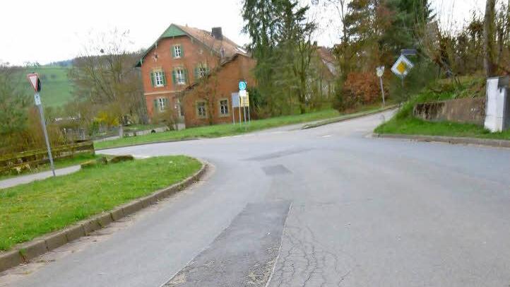 Arg mitgenommen ist die Siedlungsstraße in Burgwindheim, hier der westliche abschnitt. Fotos: K. Götz