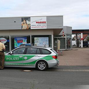 Bewaffneter Raubueberfall auf Geiselwinder Tankstelle - Polizei findet Bargeld