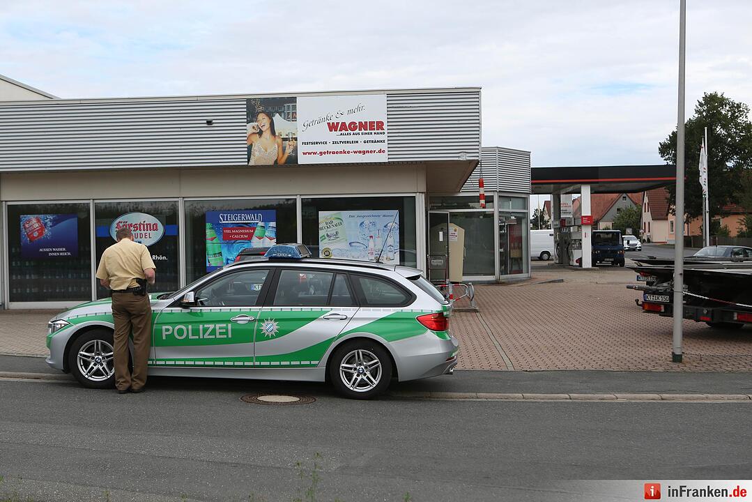 Bewaffneter Raubueberfall auf Geiselwinder Tankstelle - Polizei findet Bargeld