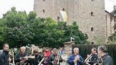 St. Heinrich ist beflaggt, die Instrumente sind gestimmt - die Heinrichskerwa kann beginnen.  Fotos: privat