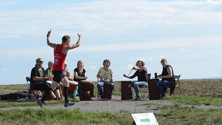Willkommene Unterstützung kam von dieser Trommelgruppe. Foto: ssp