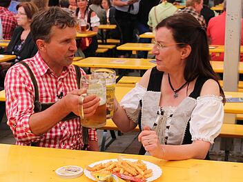 Bauer Gottfried und seine "Herzdame" Brigitte genossen die gemütliche Stimmung im Bierstadel bei der 66. Kulmbacher Bierwoche 2015. Foto: privat