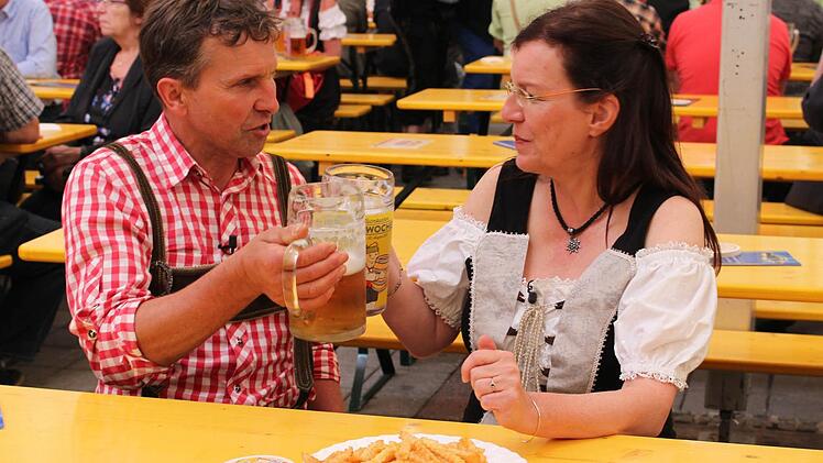 Bauer Gottfried und seine "Herzdame" Brigitte genossen die gemütliche Stimmung im Bierstadel bei der 66. Kulmbacher Bierwoche 2015. Foto: privat