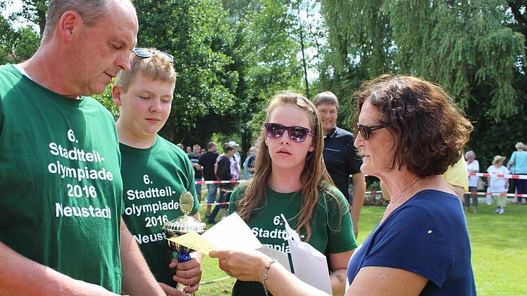 Das Siegerteam aus Aicha wird von Stadtr&auml;tin Gabriele Hofmann geehrt. Foto: Manja von Nida