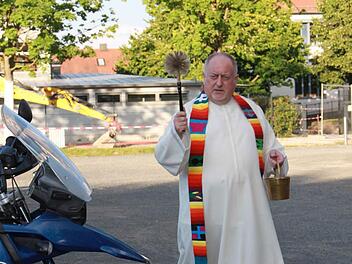 Den göttlichen Segen in Form von Weihwasser brachte Pater Rudolf Theiler zu den Bikes. Foto: Katharina Becht