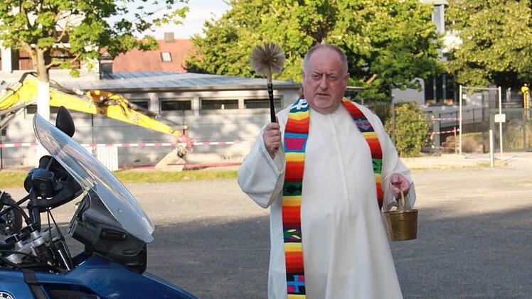 Den göttlichen Segen in Form von Weihwasser brachte Pater Rudolf Theiler zu den Bikes. Foto: Katharina Becht