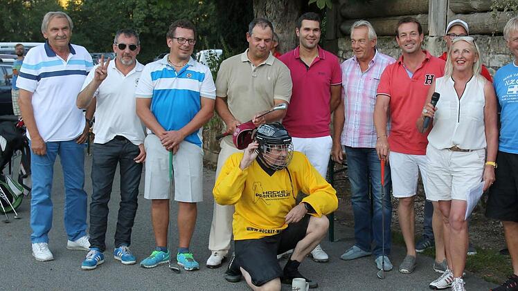 Impressionen der zweiten Haarther Golf-Open, bei denen zehn Spieler (unten, rechts) auf einer Wiese vor dem Haarther Keller an den Start gingen. Fotos: Michael Stelzner