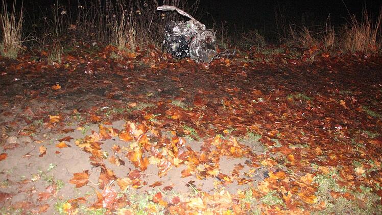 An der Stelle, an der zwei Meter davor der Findling stand, lag nach der Karambolage der Motorblock. Foto: Friedwald Schedel