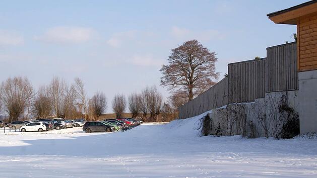 Hinter dem Saunabereich der Obermain Therme sollen 72 Parkplätze für das Personal geschaffen werden. Die für sie zugängliche, noch auszubauende Fläche nutzen schon jetzt einige Mitarbeiter. Foto: Mario Deller