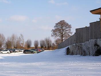 Hinter dem Saunabereich der Obermain Therme sollen 72 Parkplätze für das Personal geschaffen werden. Die für sie zugängliche, noch auszubauende Fläche nutzen schon jetzt einige Mitarbeiter. Foto: Mario Deller