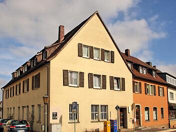 Noch steht es, das Haus Marktplatz 2 in Maßbach, ob es nun saniert oder abgerissen wird, ist noch nicht geklärt. Foto: Dieter Britz