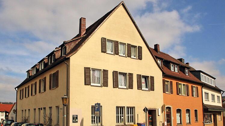 Noch steht es, das Haus Marktplatz 2 in Maßbach, ob es nun saniert oder abgerissen wird, ist noch nicht geklärt. Foto: Dieter Britz