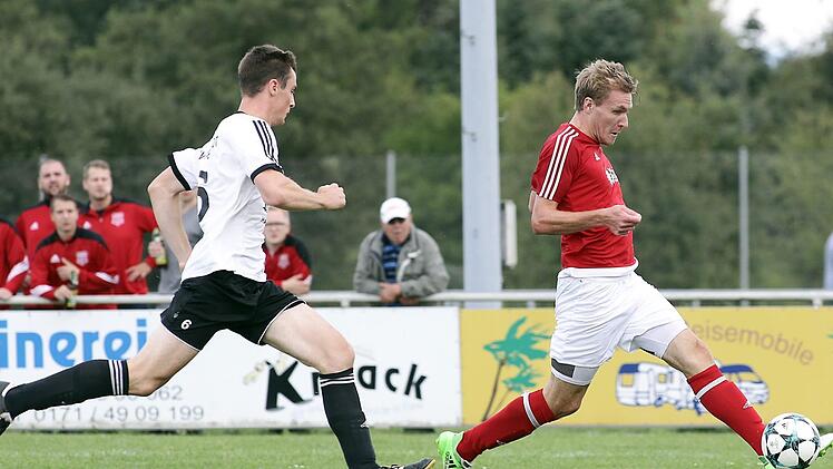 Der 1:1-Ausgleich durch Stanislaw Nikiforow; links Benjamin Tanis vom SV Pettstadat