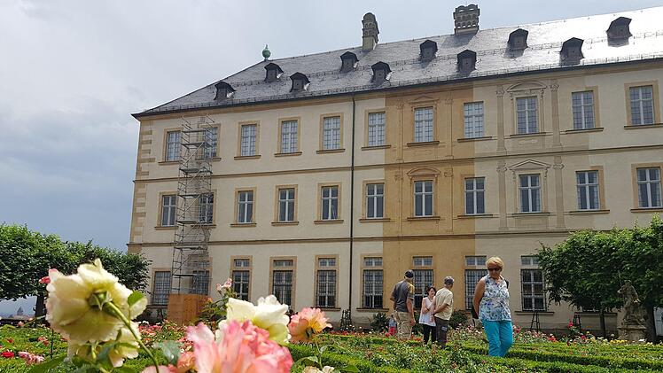 Die Besucher im Rosengarten betrachten die zwei Gestaltungsentw&uuml;rfe f&uuml;r die Fassade der Neuen Residenz. Foto: Sebastian Schanz