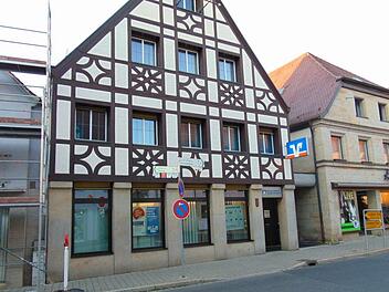 Das RV-Bankgebäude im Inneren Markt, das die Gemeinde Neunkirchen am Brand erwerben will. Foto: Petra Malbrich