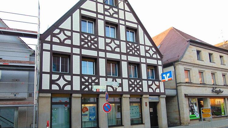 Das RV-Bankgebäude im Inneren Markt, das die Gemeinde Neunkirchen am Brand erwerben will. Foto: Petra Malbrich