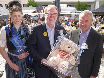 Einen Bär für  Enkelin Thea überreichten die Neustadter Puppenfee und Oberbürgermeister Frank Rebhan an den Schirmherrn des Festivals, Hans Michelbach (Mitte). - Foto: Berthold Köhler