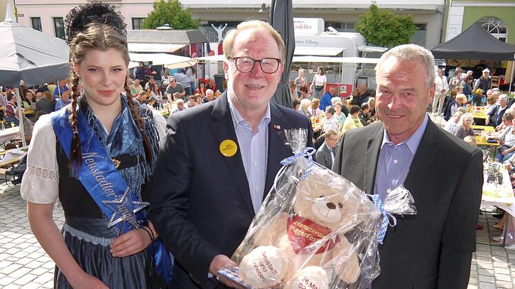 Einen Bär für  Enkelin Thea überreichten die Neustadter Puppenfee und Oberbürgermeister Frank Rebhan an den Schirmherrn des Festivals, Hans Michelbach (Mitte). - Foto: Berthold Köhler