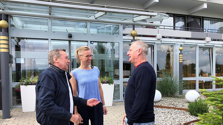 Roland Kaiser (links) mit Stine Michel (Therme Natur) und Lutz Lange, der zu Beginn des Jahres das Bad Rodacher Kurhotel übernommen hat.privat
