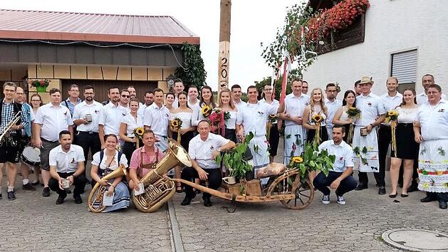 Die Kerwasburschen nach dem Eierring-Austanzen am Kirchweihbaum Foto: Sylvia Erlwein