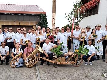 Die Kerwasburschen nach dem Eierring-Austanzen am Kirchweihbaum Foto: Sylvia Erlwein