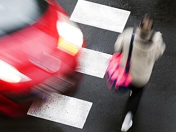 Unfall in Oberfranken: Das Auto erfasste die 69-J&auml;hrige frontal. Symbolfoto: GDMphoto/Adobe STock