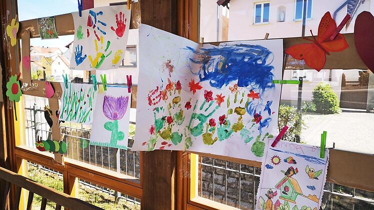 Zur Open-Air-Galerie machten die Kinder das Bushäuschen in Unterschleichach. Keine 24 Stunden nach dem Aufruf hingen erste Bilder.