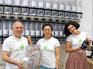 Die Inhaber Thomas Lin und Lin Lin sowie Au-Pair Charlotte Robiaille (von links) bereiten alles f&uuml;r die Er&ouml;ffnung ihres Unverpackt-Ladens vor. Ab Dienstag, 18. August, kann im Steinweg eingekauft werden - und das ganz ohne M&uuml;ll.  Foto: Marieke Fiala