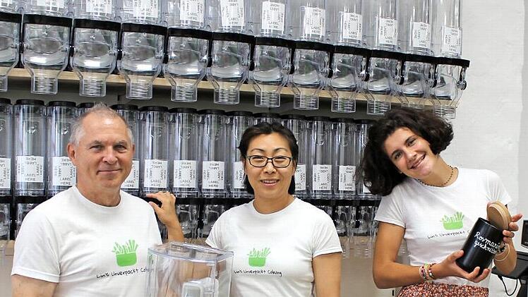 Die Inhaber Thomas Lin und Lin Lin sowie Au-Pair Charlotte Robiaille (von links) bereiten alles f&uuml;r die Er&ouml;ffnung ihres Unverpackt-Ladens vor. Ab Dienstag, 18. August, kann im Steinweg eingekauft werden - und das ganz ohne M&uuml;ll.  Foto: Marieke Fiala