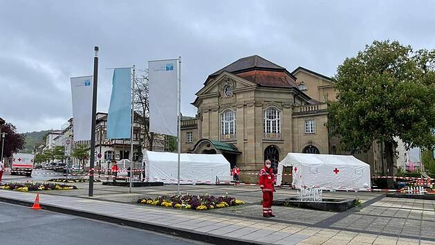 Wer im Mai 2021 bei der Großaktion am Theater (unser Bild) zum ersten Mal gegen Covid-19 geimpft wurde, muss jetzt zur Zweitimpfung ins BRK-Heim kommen.