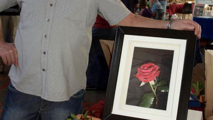 3D-Technik in Perfektion präsentiert Otto Weiß aus Nurn. Da ist man sich plötzlich gar nicht mehr sicher, ob es eine echte Blume ist oder ein prachtvolles Kunstwerk. Seit sieben Jahren verblüfft er so die Besucher.