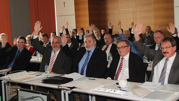 Die beiden weiteren Stellvertreter des Landrats werden nicht gewählt, sondern bestellt. Das Gremium gibt hier Dieter Schaar (vorne, Zweiter von rechts) seinen Segen.