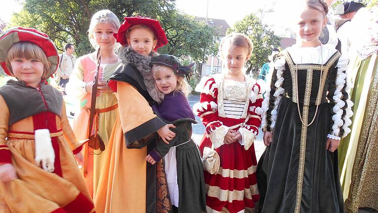 Katalin und andere Mädchen präsentieren stolz ihre hübschen Kleider, die von Tina Vadász-Hain selbst genäht wurden. Foto: priva