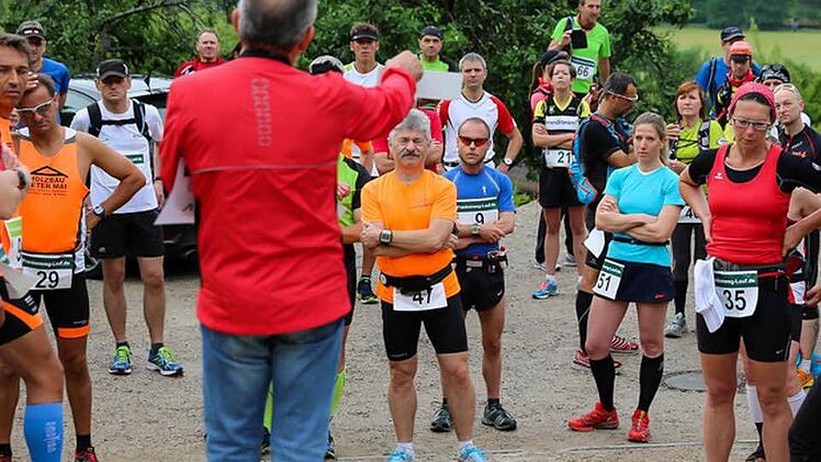 Letzte Instruktionen von Veranstalter Herbert Peter vor dem Start