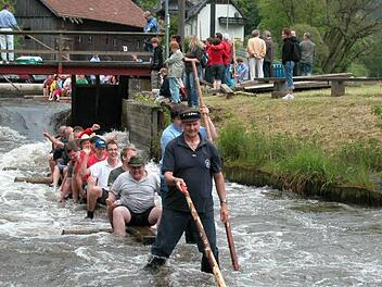 Nass wird man bereits beim Start in Schnappenhammer, wenn das Floß mit seinen Gästen in die Fluten der Wilden Rodach eintaucht. Deshalb sollte unbedingt Wechselkleidung mitgebracht werden. Umkleidemöglichkeiten bestehen nach der Floßfahrt im Flößerhaus.  Foto: Gerd Fleischmann
