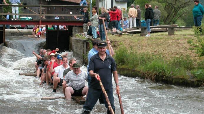 Nass wird man bereits beim Start in Schnappenhammer, wenn das Floß mit seinen Gästen in die Fluten der Wilden Rodach eintaucht. Deshalb sollte unbedingt Wechselkleidung mitgebracht werden. Umkleidemöglichkeiten bestehen nach der Floßfahrt im Flößerhaus.  Foto: Gerd Fleischmann