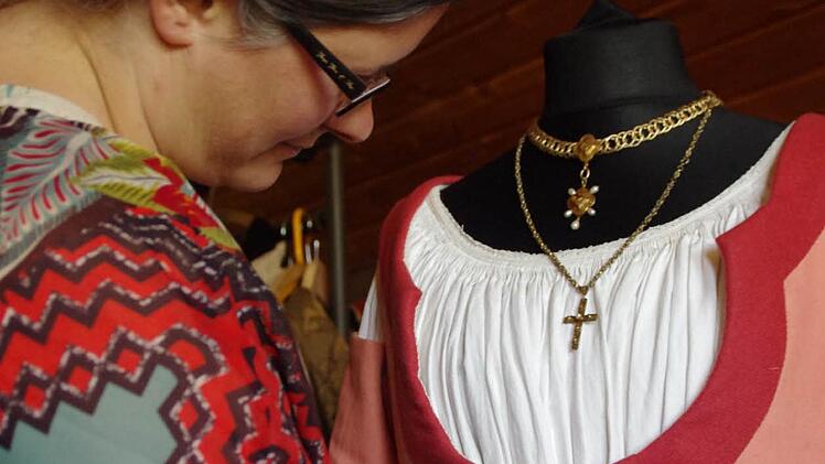 Tina Vadász-Hain hängt ihr selbst gefertigtes Kleid zurecht. Es entspricht der Gewandung des Bürgertums in der Zeitspanne um etwa 1500 bis 1530. Foto: Marco Meißner