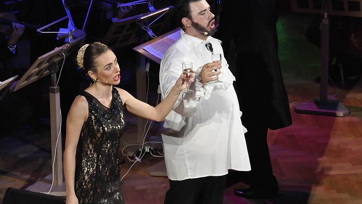 Margaryta Lewchuk (Sopran) und Pavel Piatrou (Tenor) bei ihrem Duett "It's My Way". Foto: Klopf