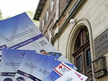 Die Volkshochschule Kreis Kronach bietet in der Kreisstadt und den Außenstellen ein prall gefülltes Herbst/Winter-Programm. Die Unterlagen dazu sind jetzt erhältlich. Fotos: Marco Meißner