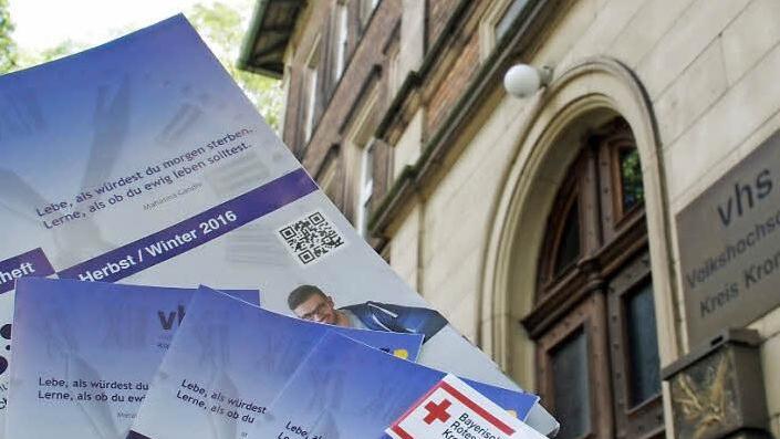 Die Volkshochschule Kreis Kronach bietet in der Kreisstadt und den Außenstellen ein prall gefülltes Herbst/Winter-Programm. Die Unterlagen dazu sind jetzt erhältlich. Fotos: Marco Meißner