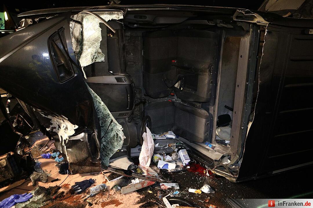 Kleintransporter prallt auf A9 auf Stauende – Ein Toter, ein Schwerverletzter