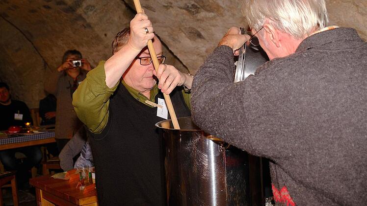 Rühren und Schütten: Teamarbeit war angesagt beim Bierbrauen. Foto: Gerd Schaar