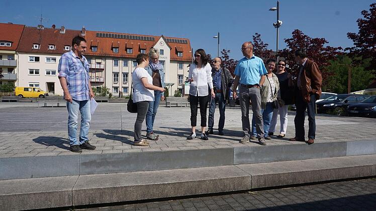 Das Bild zeigt von links: Willi Mathes, Nicole Müller, Gabriele Rüttiger, Antje Rink, Helmut Beck, Bürgermeister Gerd Kleinhenz, Ehrentraud May, Allianzmanagerin Michaela Schleiffer und Alfons Holzheimer. Foto: Marion Eckert