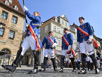 Die präsidierende Landsmannschaft Gottinga marschiert auf dem Coburger Marktplatz ein.  Fotos: Ronald Rinklef